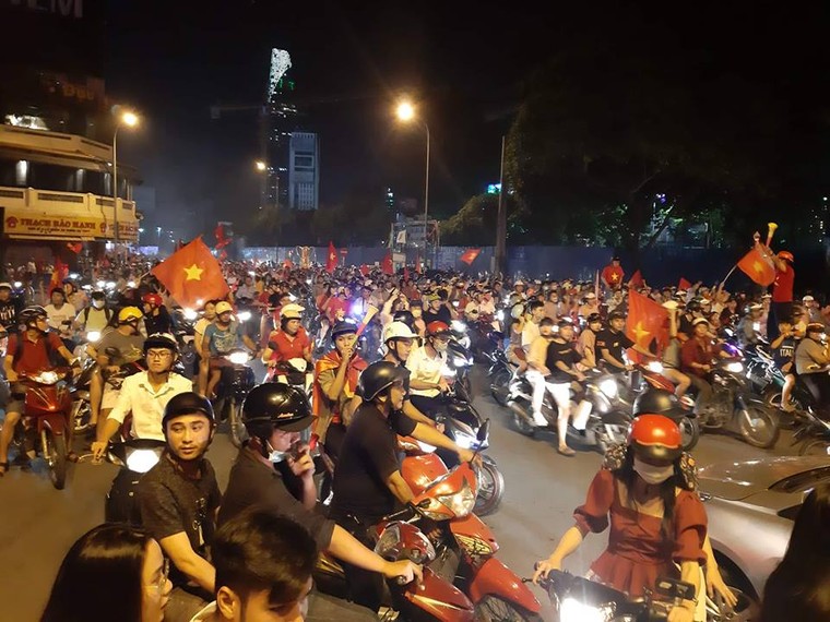 Chùm ảnh: Người dân phấn khích đổ ra đường ăn mừng sau trận hòa của đội tuyển Việt Nam ảnh 3