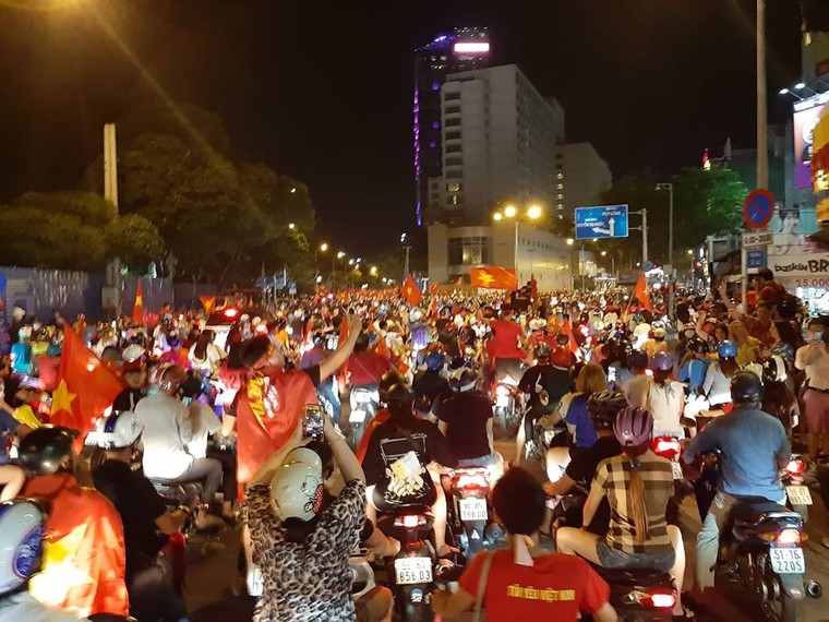 Chùm ảnh: Người dân phấn khích đổ ra đường ăn mừng sau trận hòa của đội tuyển Việt Nam ảnh 5