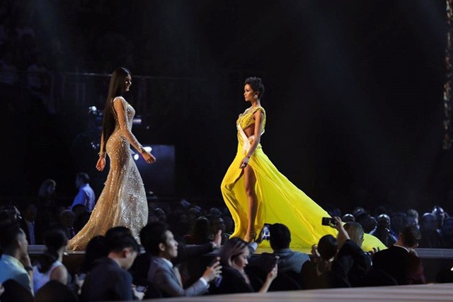 Màn hất váy khoe đùi của H'hen Niê trong đêm bán kết Miss Universe khiến fan phát sốt ảnh 1