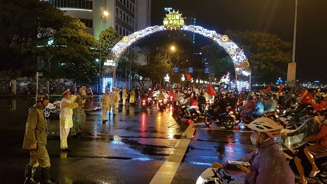 CSGT Đà Nẵng đội mưa đảm bảo ANTT trong đêm mừng “Việt Nam vô địch“ ảnh 5