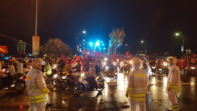 CSGT Đà Nẵng đội mưa đảm bảo ANTT trong đêm mừng “Việt Nam vô địch“ ảnh 3
