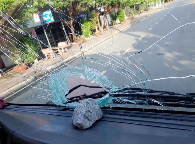 Bắt giữ 6 đối tượng có hành vi ném đá vào kính chắn gió ô tô ảnh 1