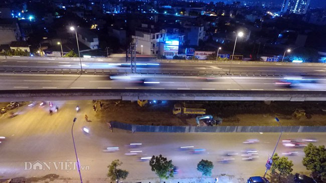 anh: cong nhan trang dem xen dai phan cach duong vanh dai 3 ha noi hinh anh 10