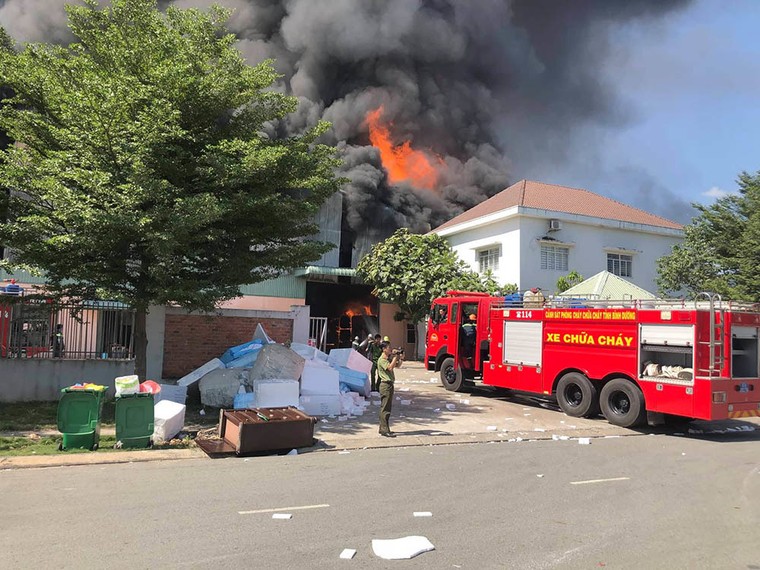 Hỏa hoạn bùng phát trong xưởng gỗ tại Bình Dương ảnh 1