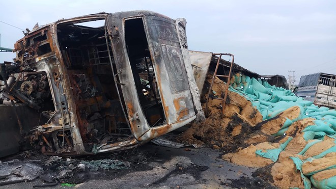 Tài xế thoát thân khi xe đầu kéo bốc cháy sau khi đâm vào dải phân cách ảnh 1