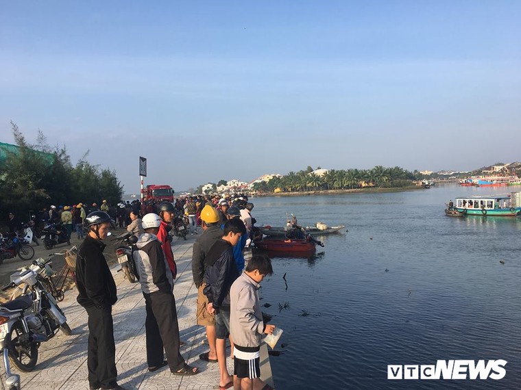 Hội An: Tìm kiếm thi thể 3 du khách Hà Nội lao xe xuống sông Hoài ảnh 1