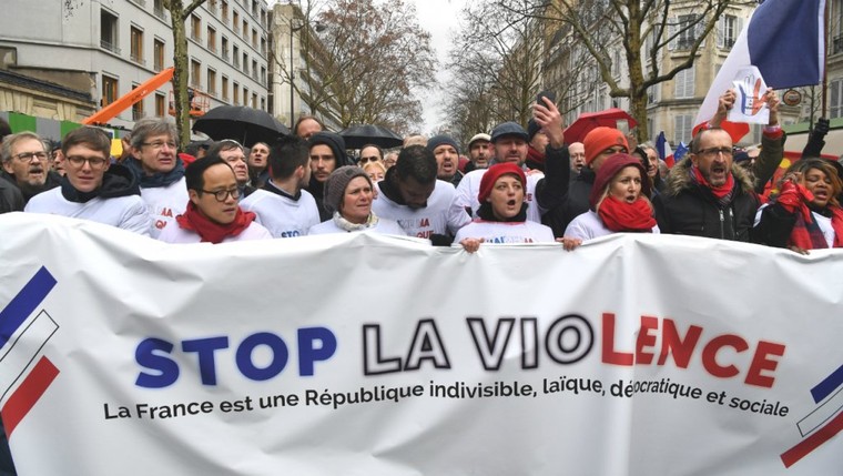 Pháp: Xuất hiện thêm phe 'Khăn quàng đỏ' phản đối phong trào biểu tình 'Áo vàng' ảnh 2