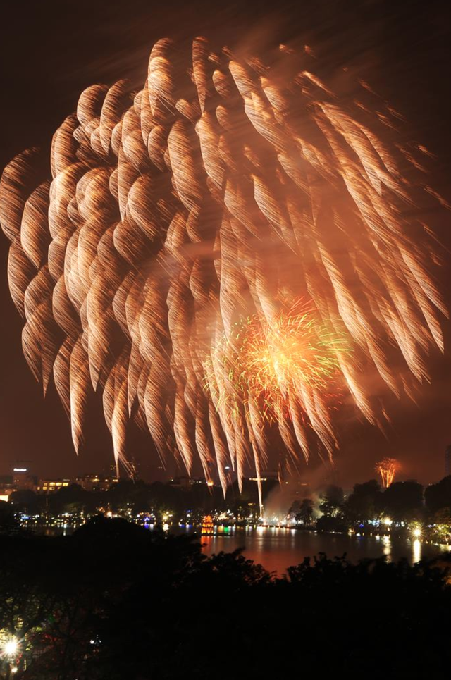 Những hình ảnh pháo hoa đẹp ngất ngây đón năm mới Kỷ Hợi ảnh 2