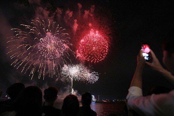 Những hình ảnh pháo hoa đẹp ngất ngây đón năm mới Kỷ Hợi ảnh 7