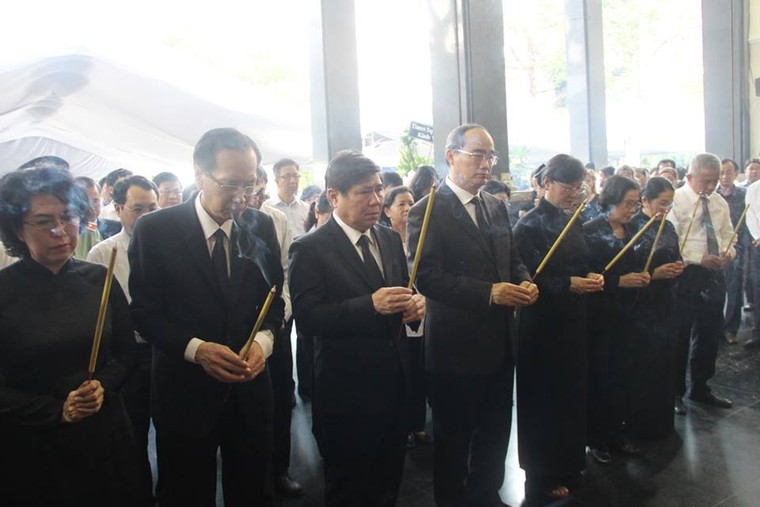 Cán bộ và người dân TP HCM dự tang lễ Phó Chủ tịch Nguyễn Thị Thu ảnh 2