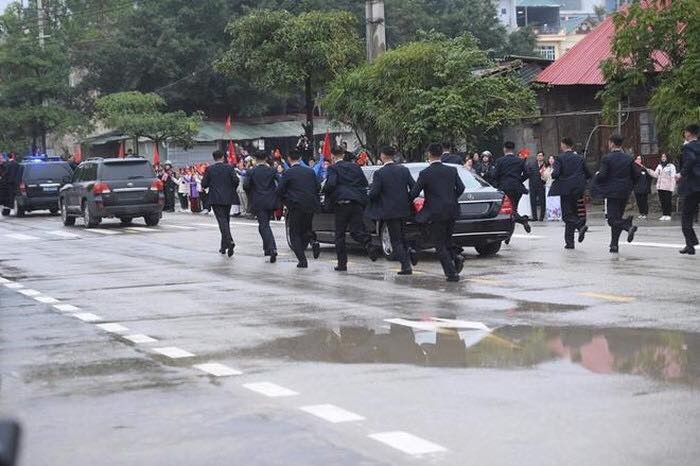 Giải mật đội hình 12 vệ sĩ bao quanh xe của Chủ tịch Kim Jong-un ảnh 4