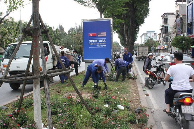 Người dân Hà Nội đánh xe ô tô để 'hôi hoa' trên đường Kim Mã ảnh 4