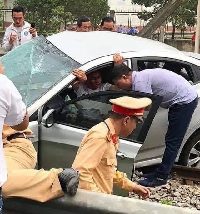 Tai nạn kinh hoàng giữa ô tô và tàu hỏa tại Hải Dương ảnh 1