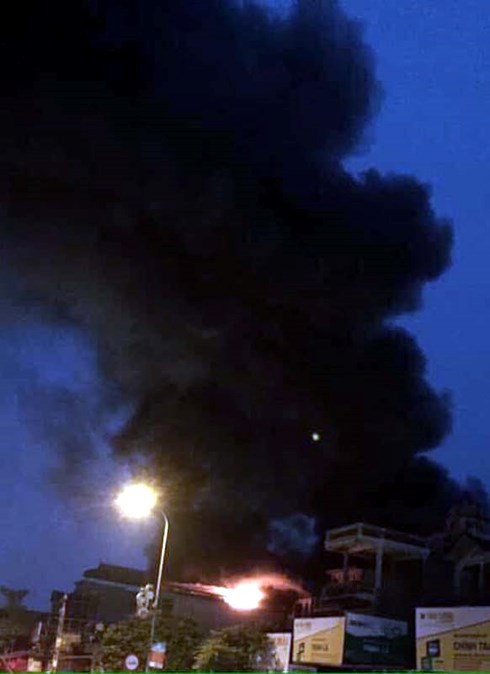 Cả gia đình 5 người mắc kẹt trong ngôi nhà bốc cháy lúc chập tối ảnh 1