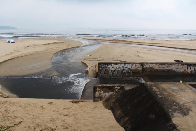 Bãi biển Đà Nẵng bị nhuộm đen bởi nước cống sau mưa ảnh 3