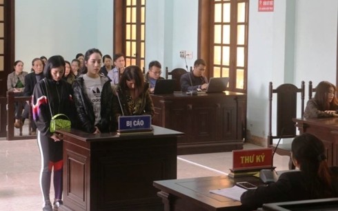 Tuyên án 3 đối tượng đánh ghen bằng nước mắm, ớt bột ảnh 1