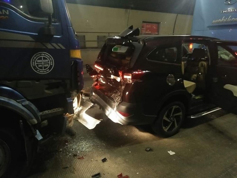 Xe cứu thương chở bệnh nhân gặp tai nạn liên hoàn trong hầm Hải Vân ảnh 1