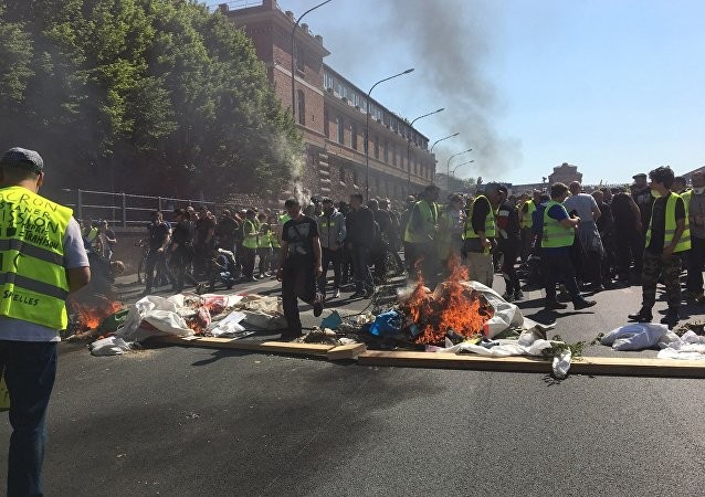Phe Áo vàng tuần hành, khói lửa lại xuất hiện trên đường phố Paris ảnh 1