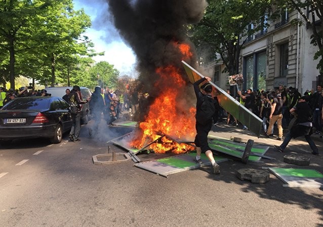 Phe Áo vàng tuần hành, khói lửa lại xuất hiện trên đường phố Paris ảnh 3