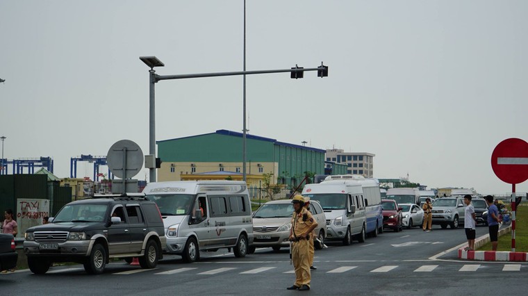 Tắc nghẽn hàng km tại bến phà ra đảo Cát Bà do biển động ảnh 2