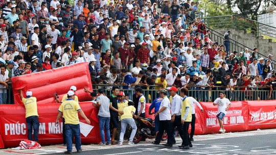 Các tay đua mô tô hâm nóng không khí thành phố Cần Thơ ảnh 4