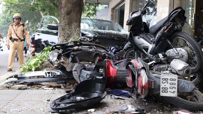 Xác định danh tính tài xế 'ủi' hàng loạt xe máy trên vỉa hè Hà Nội ảnh 1