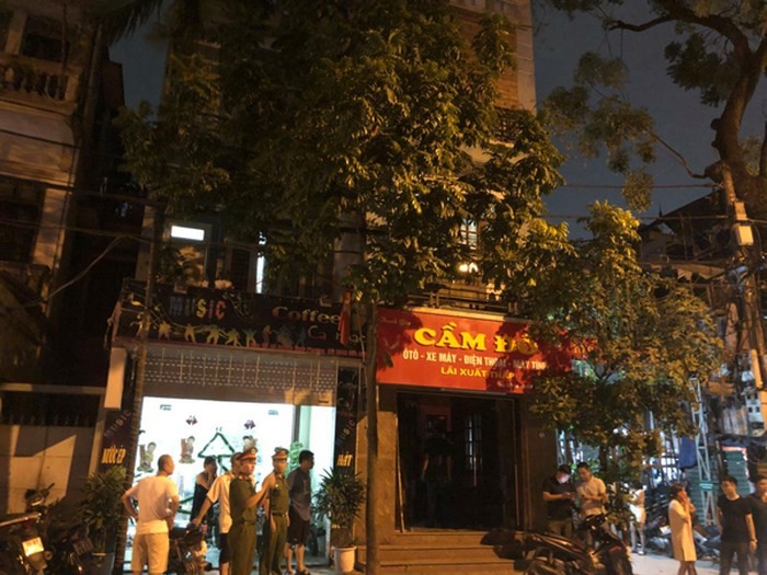 Công an Bắc Từ Liêm khống chế đối tượng dùng dao bắt giữ con tin trong tiệm cầm đồ ảnh 1