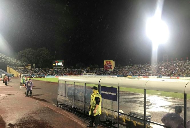 Người dân Phú Thọ đội mưa cổ vũ đội tuyển U23 Việt Nam ảnh 1