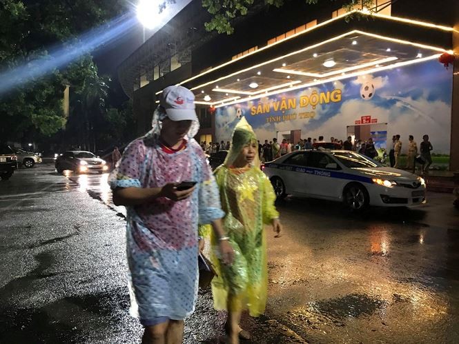 Người dân Phú Thọ đội mưa cổ vũ đội tuyển U23 Việt Nam ảnh 8