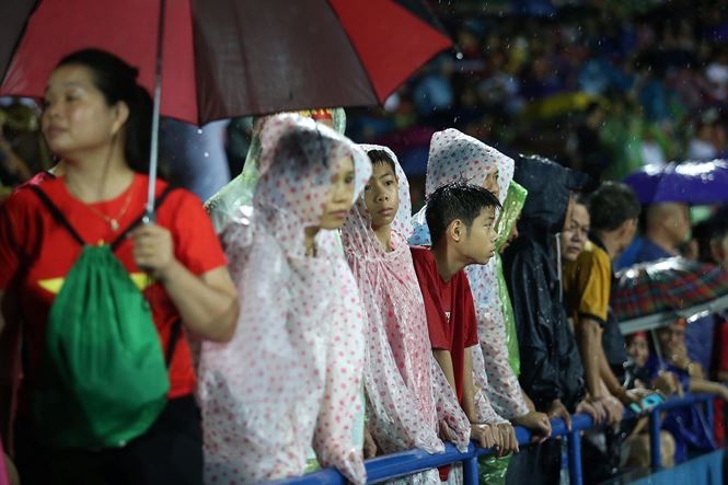 Người dân Phú Thọ đội mưa cổ vũ đội tuyển U23 Việt Nam ảnh 2