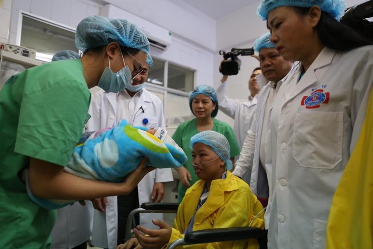 Sản phụ ung thư lần đầu bế con trên tay sau hơn 20 ngày xa cách ảnh 1