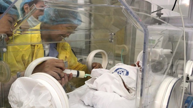 Sản phụ ung thư lần đầu bế con trên tay sau hơn 20 ngày xa cách ảnh 2