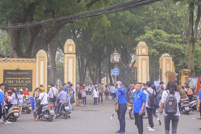 Phụ huynh mệt mỏi, thí sinh phấn khởi trong buổi sáng thi môn Ngữ văn ảnh 1