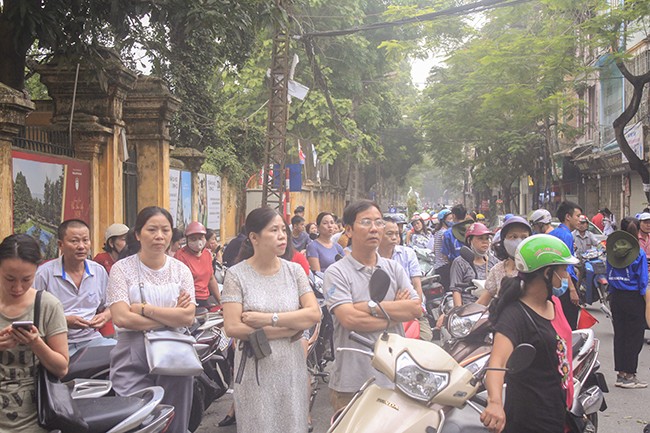 Phụ huynh mệt mỏi, thí sinh phấn khởi trong buổi sáng thi môn Ngữ văn ảnh 2