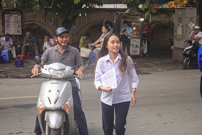 Phụ huynh mệt mỏi, thí sinh phấn khởi trong buổi sáng thi môn Ngữ văn ảnh 3