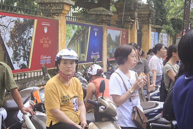 Phụ huynh mệt mỏi, thí sinh phấn khởi trong buổi sáng thi môn Ngữ văn ảnh 4