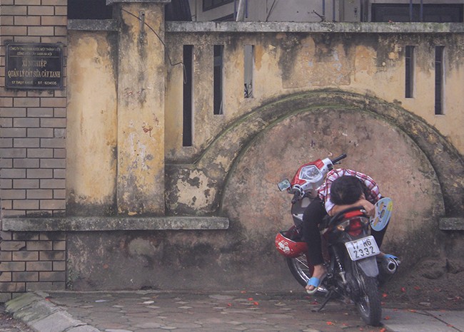 Phụ huynh mệt mỏi, thí sinh phấn khởi trong buổi sáng thi môn Ngữ văn ảnh 9