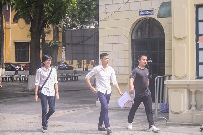 Phụ huynh mệt mỏi, thí sinh phấn khởi trong buổi sáng thi môn Ngữ văn ảnh 11