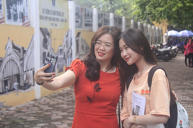 Phụ huynh mệt mỏi, thí sinh phấn khởi trong buổi sáng thi môn Ngữ văn ảnh 13