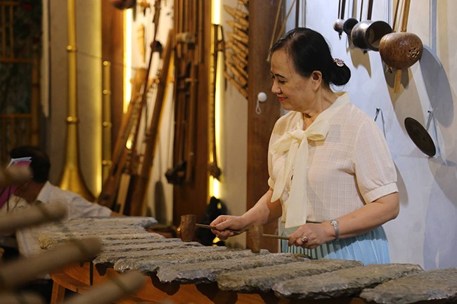 Lạc bước vào 'bảo tàng' nhạc cụ truyền thống giữa lòng Hà Nội ảnh 5