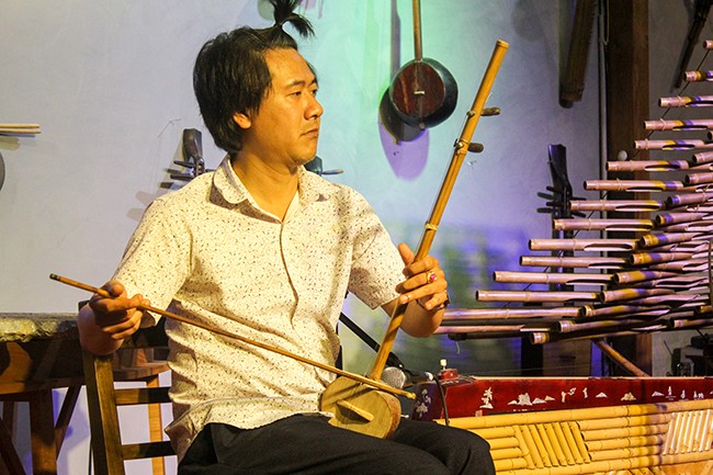 Lạc bước vào 'bảo tàng' nhạc cụ truyền thống giữa lòng Hà Nội ảnh 10