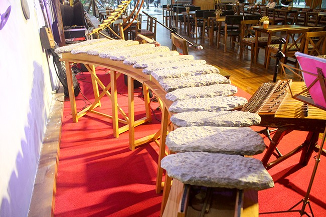 Lạc bước vào 'bảo tàng' nhạc cụ truyền thống giữa lòng Hà Nội ảnh 9