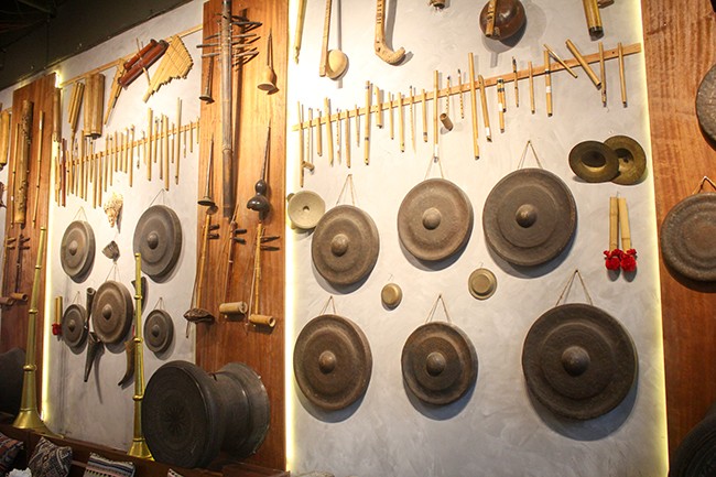 Lạc bước vào 'bảo tàng' nhạc cụ truyền thống giữa lòng Hà Nội ảnh 1