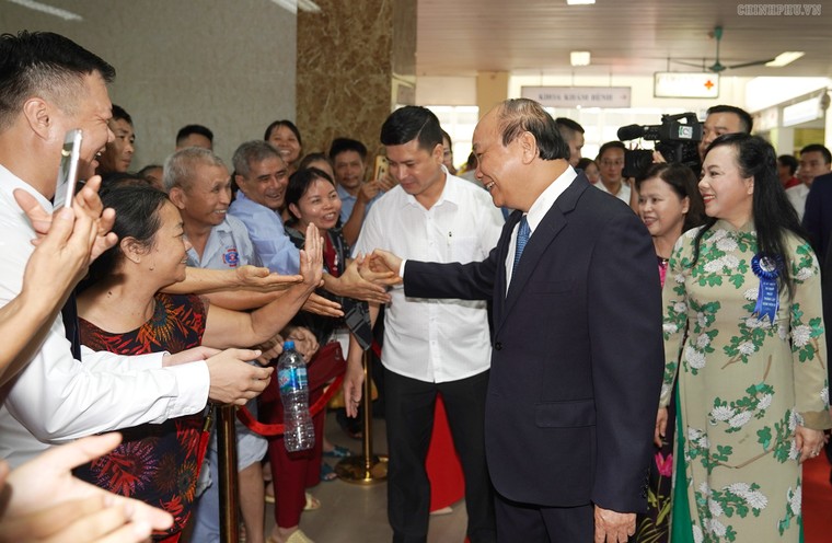 Thủ tướng thăm, làm việc tại Bệnh viện K ảnh 1