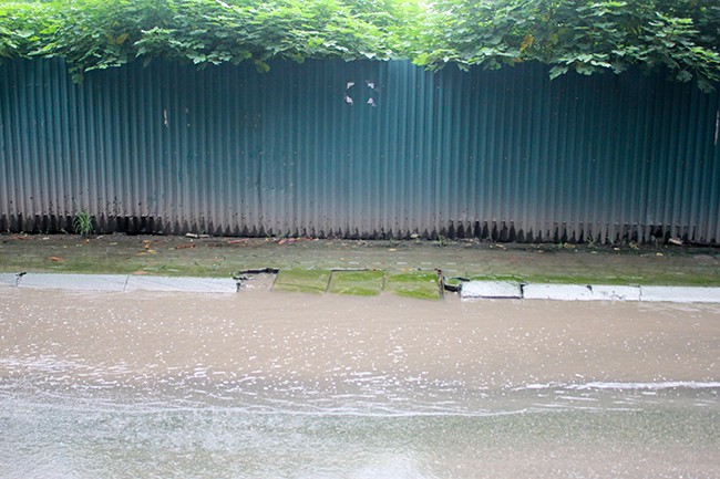 Con phố quanh năm luôn trong tình trạng ngập úng tại Hà Nội ảnh 3