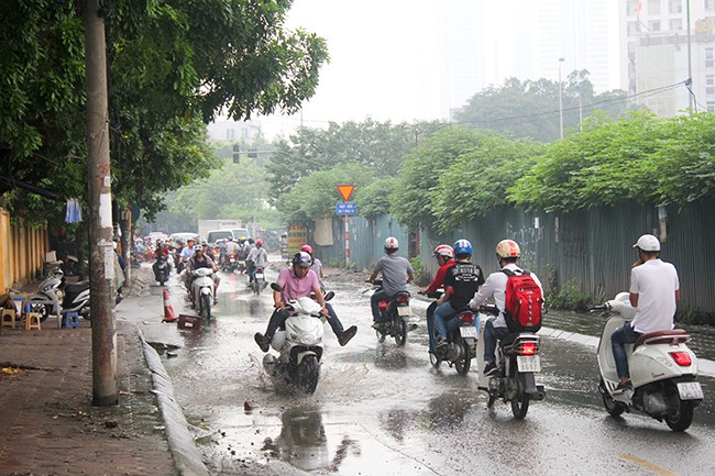 Con phố quanh năm luôn trong tình trạng ngập úng tại Hà Nội ảnh 4