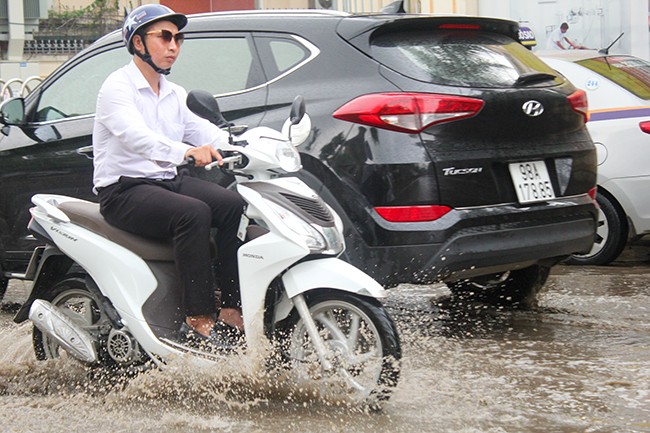 Con phố quanh năm luôn trong tình trạng ngập úng tại Hà Nội ảnh 10