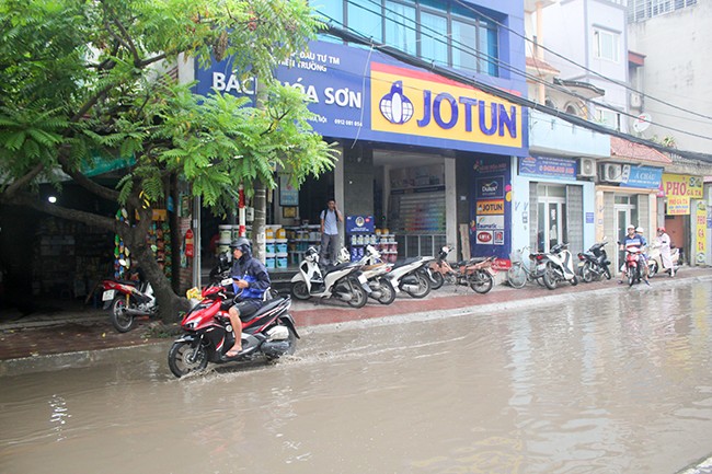 Con phố quanh năm luôn trong tình trạng ngập úng tại Hà Nội ảnh 6
