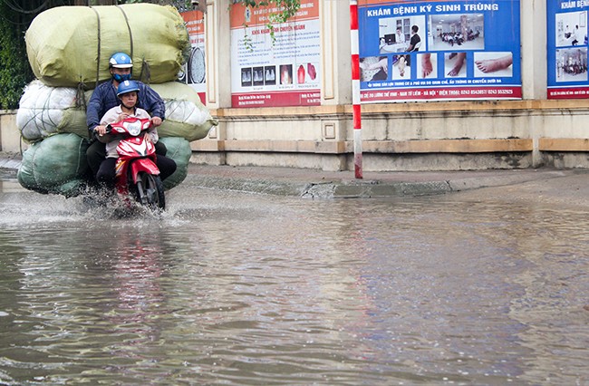 Con phố quanh năm luôn trong tình trạng ngập úng tại Hà Nội ảnh 12