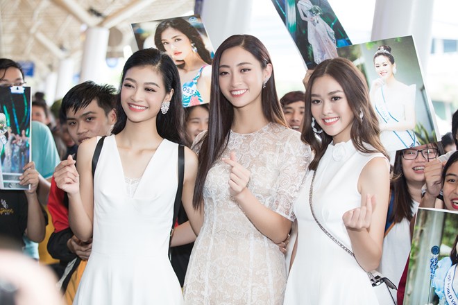 Hoa hậu Lương Thùy Linh cùng hai Á hậu gây 'náo loạn' ở sân bay ảnh 2